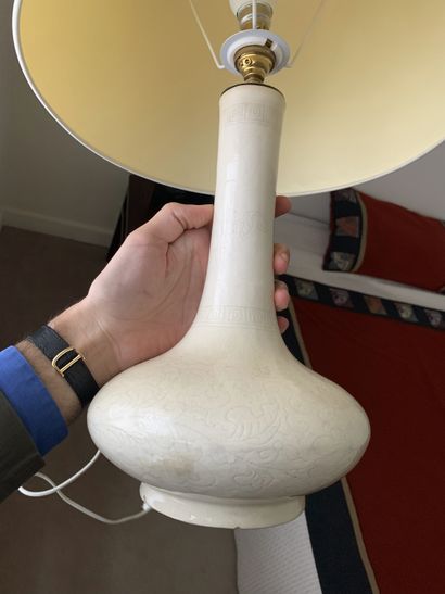Vase à long col à panse applati, en grès...