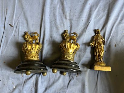 Deux couronnes au lion soclées et une statue...