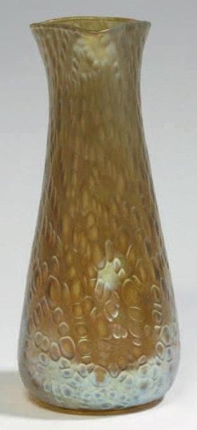 LOETZ
Vase en verre irisé de forme ovale...
