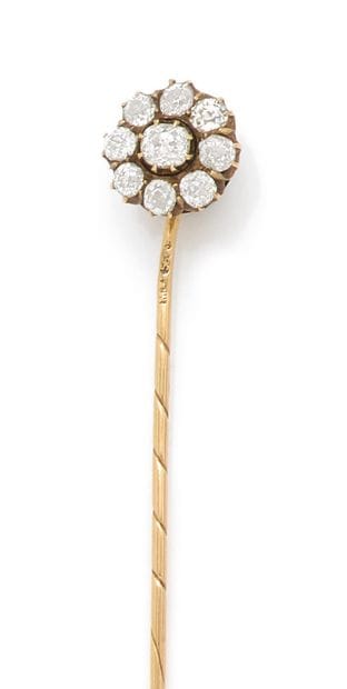 Epingle de cravate 
en or 14K (585), sommée...