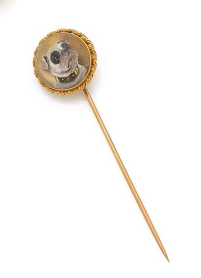 Epingle 
en or 18K (750) sommée d'un verre...