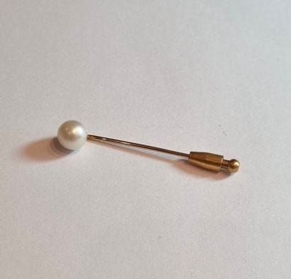 Epingle de cravate 
en or 18K (750), ornée...