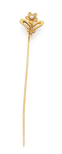 Epingle de cravate 
en or 18K (750), sommée...