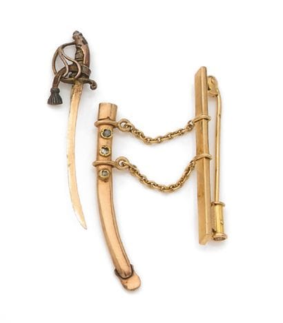 Cure-dent 
en or 18K (750) dessinant un sabre,...