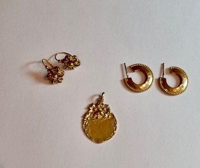 Suite of jewelry 
in 18K (750) gold, including:...