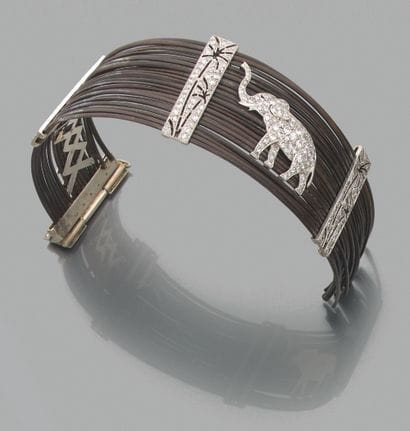 Bracelet 
de crin d'éléphant scandé de barrettes...