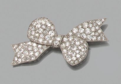 brooch 
in platinum depicting a ribbon bow,...