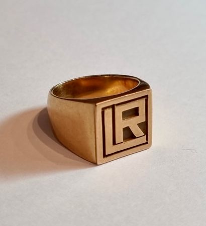 Chevalière 
in 18K (750) gold, engraved with...