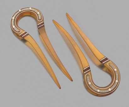 Paire d'épingles 
en écaille blonde, chacune...