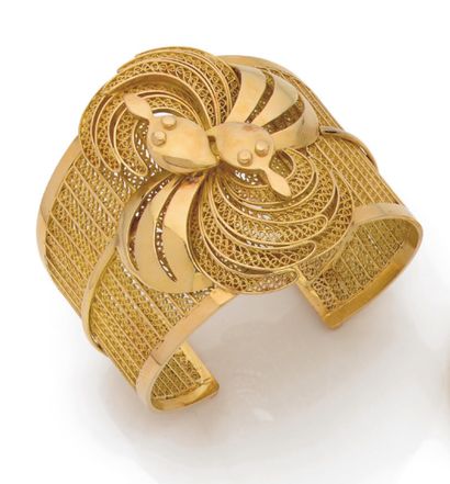 Cuff bracelet 
in filigree gold, centered...