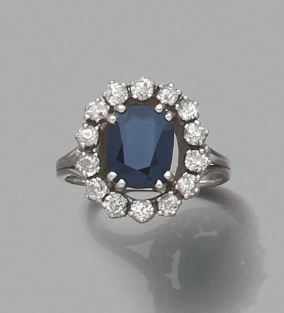 18K (750) white gold ring, set with an oval...