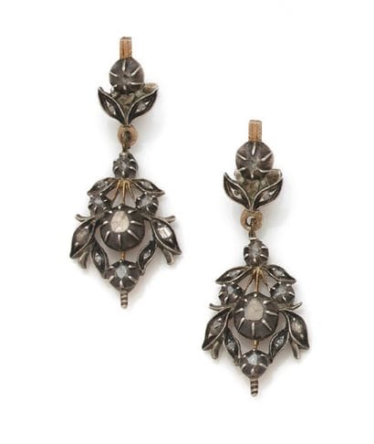 Paire de pendants d'oreilles 
en argent dessinant...