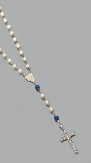 Chapelet 
en or gris 18K (750), orné de perles...