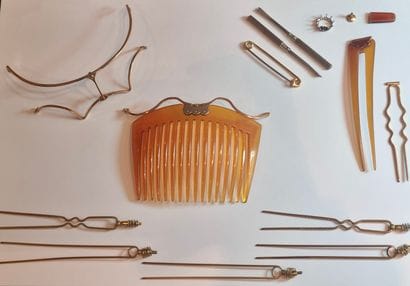 Lot d'accessoires et bris comprenant : 
un...