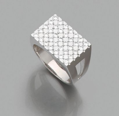 Chevalière 
in 18K (750) white gold, checkerboard-paved...