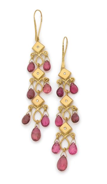 Pair of long earrings 
in 18K (750) gold,...