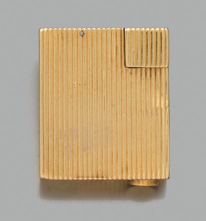 Briquet 
en or 18K (750) à décor de godrons....