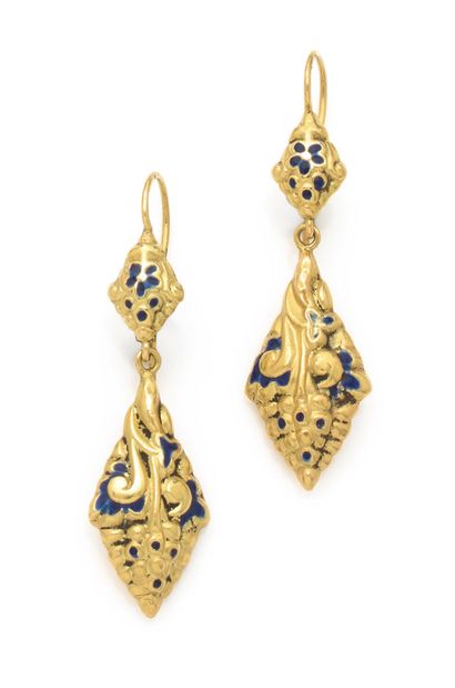 Paire de pendants d'oreilles 
en or 18K (750)...
