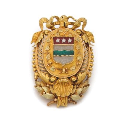 Broche 
en or 18K (750) dessinant un blason...