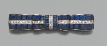 brooch 
in 18K (750) white gold and platinum...