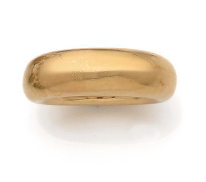 CHAUMET
18K (750) gold curved band ring....