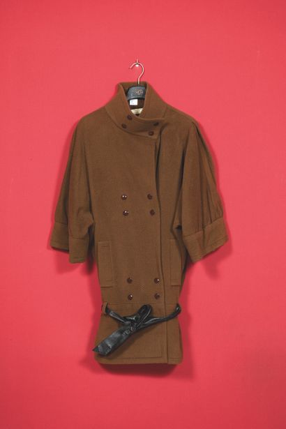 Pierre CARDIN. 
Large brown wool coat, mouse-warmer...