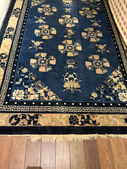 Tapis en laine à fond bleu.
Chine, XXème...