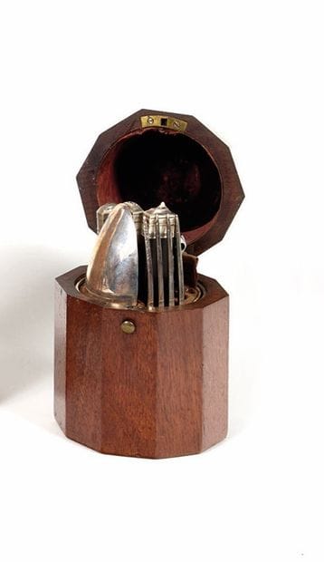 Travel set including:
A timbale, a corkscrew,...