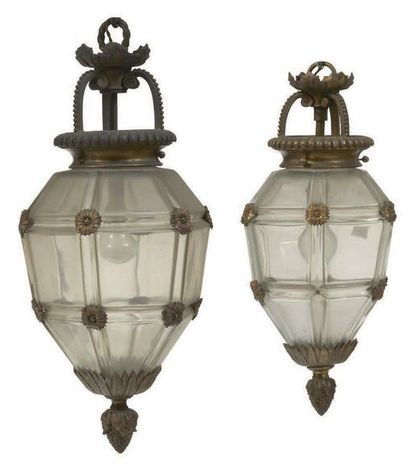 PAIRE DE LANTERNES à pans coupés en bronze...