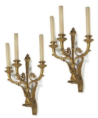 PAIRE D'APPLIQUES à trois branches de lumière...