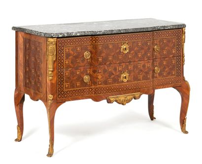 Deux commodes formant pendant
a). Commode
...