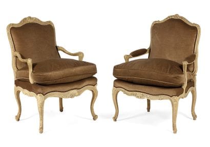 Deux fauteuils :
a). Fauteuil à dossier mouvementé...