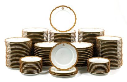 Vierzon
Porcelain dinner service comprising:...