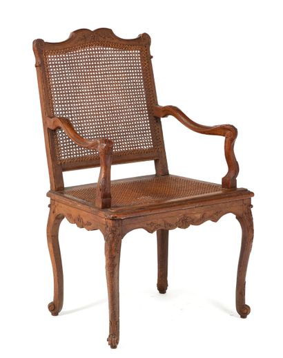 Fauteuil 
à dossier mouvementé en bois naturel...