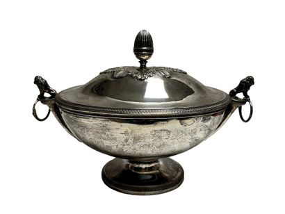 Soupière 
en argent de forme ovale sur piedouche,...