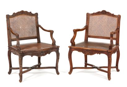 Réunion de deux fauteuils
a) Fauteuil en...