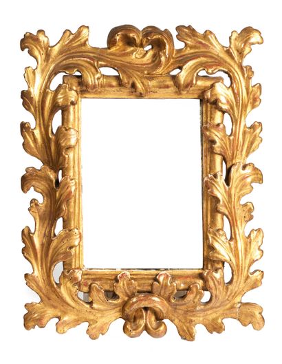 Miroir
de forme mouvementée en bois doré...
