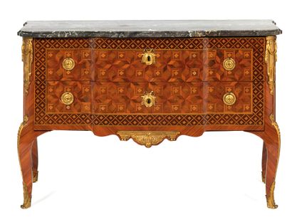 Deux commodes formant pendant
a). Commode
...
