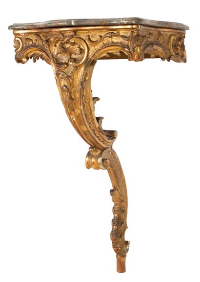 Console
en bois redoré mouluré orné de cartouches,...