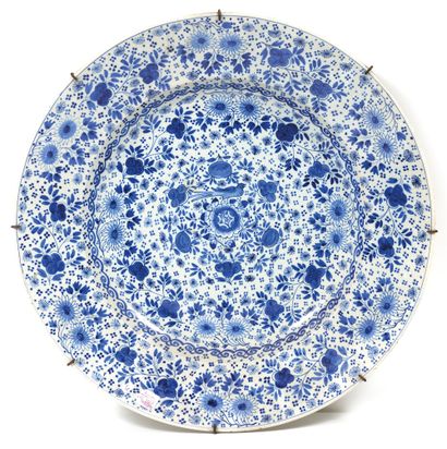 Delft
Large round dish decorated in blue...