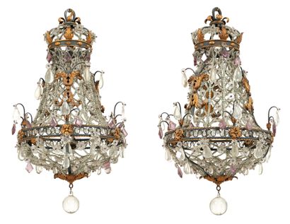 Paire de lustres
en fer forgé et tôle laquée...