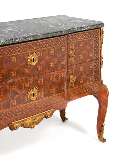 Deux commodes formant pendant
a). Commode
...