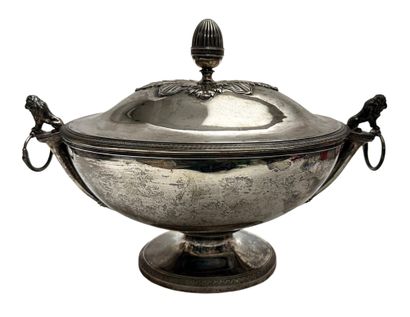 Soupière 
en argent de forme ovale sur piedouche,...