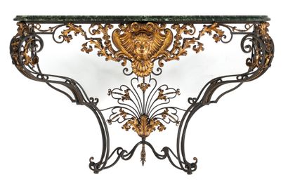 Console
de forme galbée en fer forgé et tôle...