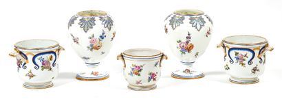 In the Sèvres style
Two ovoid open-work vases...