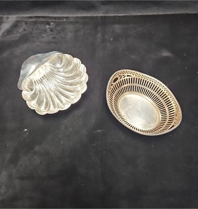 Deux petites coupelles en argent anglais...