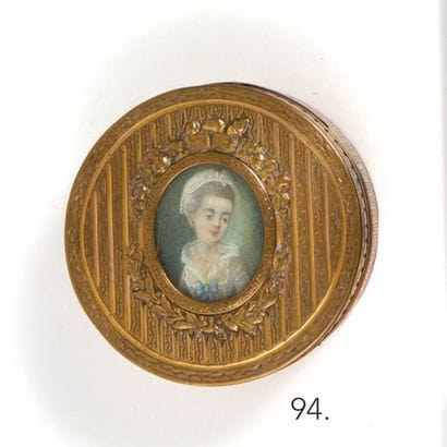Boîte tabatière 
de forme ronde en cuivre...