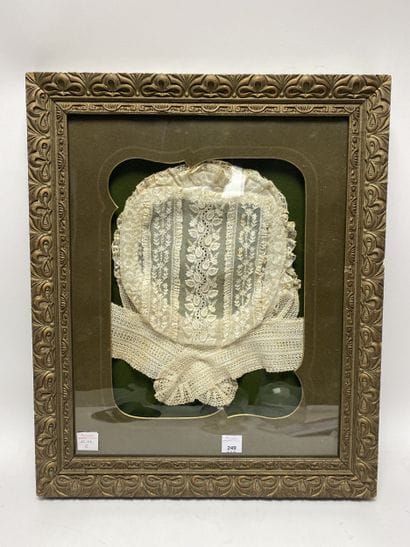 Bonnet de dentelle
Dans un encadrement en...