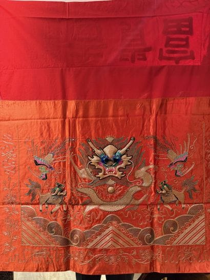 CHINE 
Tenture rouge brodée d'un dragon et...