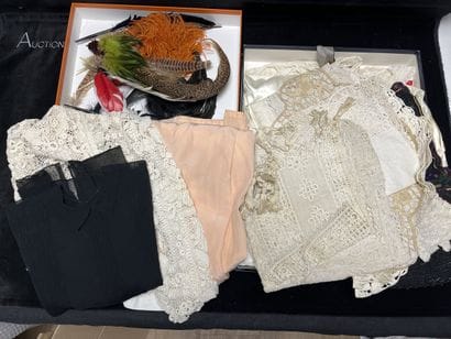 Lot de linge ancien dont 2 tabliers blancs,...